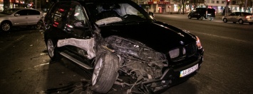 В центре Киева BMW X5 смял Volkswagen и столкнул между собой два такси