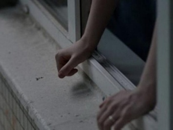 Попытка суицида: в Полтаве 19-летняя девушка пыталась спрыгнуть с окна 5-этажки