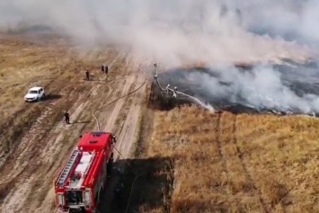 Военный полигон под Харьковом начали тушить пожарными танками