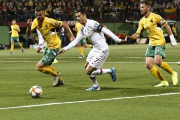 Покер Роналду обеспечил португальцам важную победу в матче отбора Евро-2020