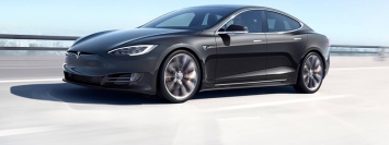Водителей Tesla все чаще ловят спящими, пока электрокар едет на автопилоте