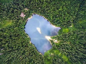 Киевлянин сделал впечатляющий снимок озера Синевир. Фото