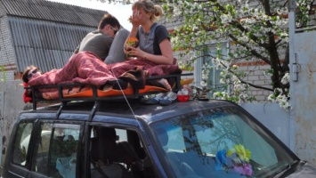 Нельзя подвозить друзей на крыше автомобиля: полиция напомнила правила перевозки пассажиров