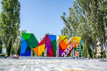 В Николаеве установили трехметровый арт-объект «МИ», который официально откроют в День города (ФОТО)