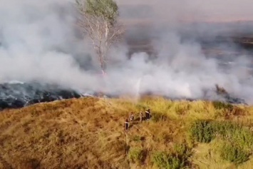 Пожар на военном полигоне: харьковские спасатели гасят огонь с вертолета