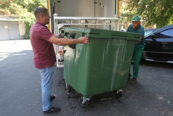 В Киеве мусорные контейнеры будут мыть с помощью специальной техники, ФОТО