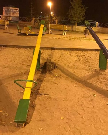Покрасили поломанные качели: горожане возмущены состоянием детской площадки в парке Глобы