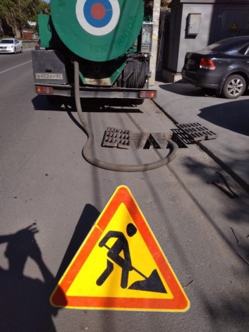 В Симферополе очистили ливневые канализации на нескольких улицах