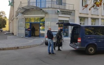 В Киеве обыскивают банк Порошенко - СМИ