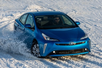 Toyota добавила «базовому» Prius системы безопасности и Apple CarPlay