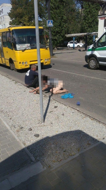 Фото шокировали Павлоград: полуголая женщина лежала на проезжей части