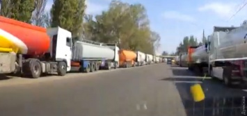 Одесский порт наращивает перевалку нефтепродуктов: Известковая забита бензовозами