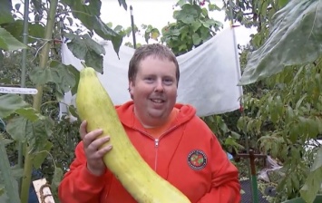В Германии фермер выращивает огромные овощи (видео)