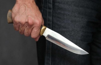 Бил ножом в живот и шею: в Одессе мужчина пытался убить жену в лифте