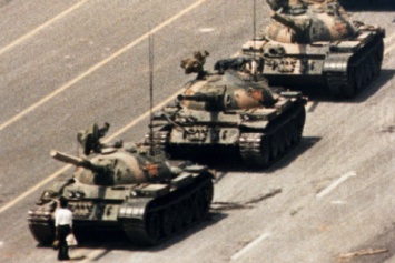 Умер автор снимка с танками на площади Тяньаньмэнь