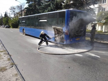 В Каменском загорелся автобус