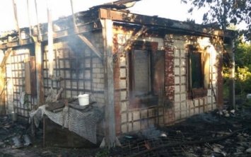 Пожар на Днепропетровщине: сотрудники ГСЧС тушили сараи