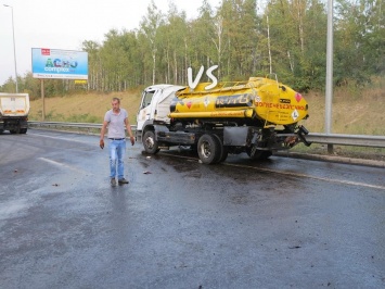 На трассе под Киевом опрокинулся бензовоз