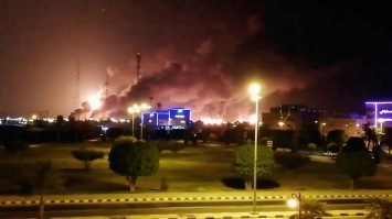 Крупнейший в Саудовской Аравии нефтеперерабатывающий завод атаковали беспилотники