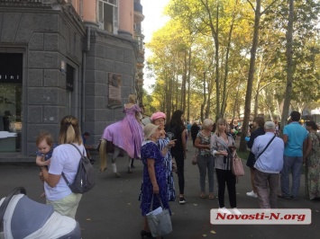 В Николаеве во время праздничного парада ко Дню города у участницы «взбрыкнула» лошадь