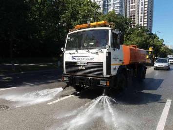 Для улучшения качества воздуха в Дарницком районе начали мыть улицы