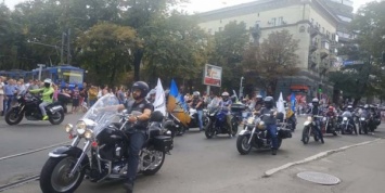 В центре Днепра проходят народные гуляния в честь Дня города