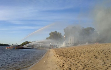 В киевском Гидропарке сгорел пляжный комплекс