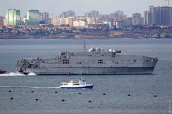 В Черное море снова зашел десантный катамаран США