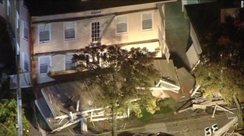 В Нью-Джерси на побережье океана обрушился дом, десятки пострадавших