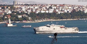 В Черное море зашел американский военный корабль-танковоз. Его сопровождает российский флот