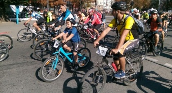 В центре Запорожья прошел массовый велопарад - фото