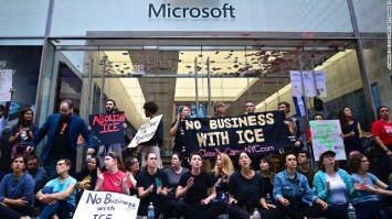 В США задержали 76 человек, устроивших сидячую забастовку возле магазина Microsoft