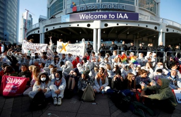 Протесты во Франкфурте: активисты блокировали главный вход на автосалон IAA (фото)