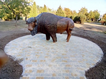 Вот так благоустройство: в Черноморске копыта скульптуры бизона «утопили» в тротуарной плитке
