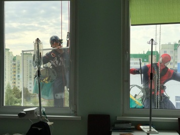 В Беларуси альпинисты вымыли окна центра детской онкологии в костюмах супергероев (ФОТО, ВИДЕО)