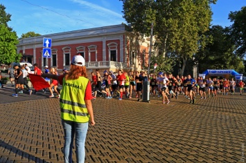 Восемь тонн воды, массажный патруль и предложение руки и сердца: в центре города прошел Odesa Half Marathon