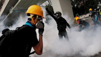 Страну сотрясают массовые протесты: полиция заливает толпу с водометов и швыряет слезоточивый газ. Фото и видео