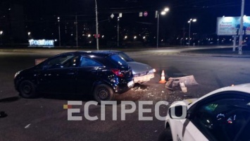 В результате столкновения на перекрестке в Киеве перевернулся автомобиль