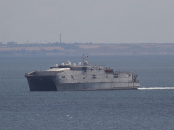 Транспортно-десантный корабль США зашел в Черное море