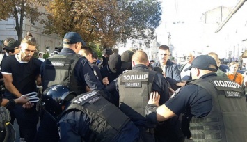 Стычки в центре: пострадали двое полицейских, 17 человек задержаны