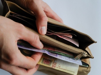 Средняя зарплата украинцев превысила 10 тысяч гривен