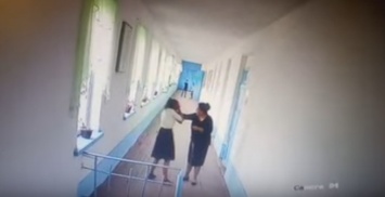 В Узбекистане учительница избила старшеклассницу в коридоре школы (видео)