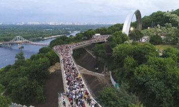 Спустя три с половиной месяца киевляне и гости города наконец-то смогут полноценно насладиться видом с моста