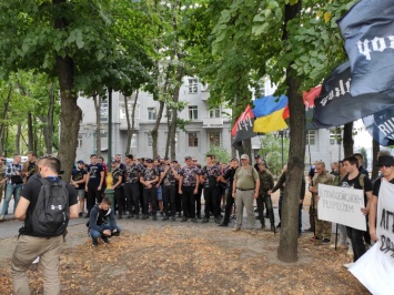В Харькове правые радикалы потребовали у полиции освободить задержанных после ЛГБТ-парада. Фото