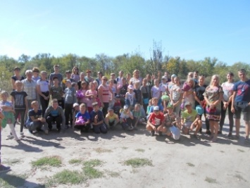 Дети в Мелитополе убирали лес в Сосновке после посиделок некультурных взрослых (фото)