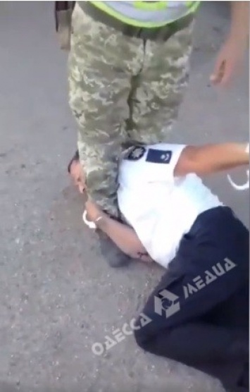 Пьяный майор из Одесской области едва не сбил подростков (видео)
