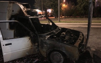 В Бердянске горел автомобиль, в котором находился ребенок (ФОТО, ВИДЕО)