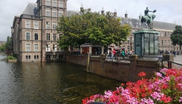 Амстердам отправляет туристов в Гаагу