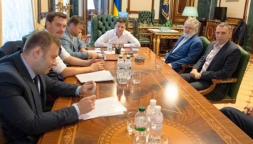 FT: Зеленский и Коломойский ищут компромисс по ПриватБанку - Гончарук