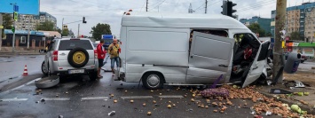 В Днепре на Донецком шоссе Sprinter с овощами столкнулся с Suzuki и врезался в столб: есть пострадавшие